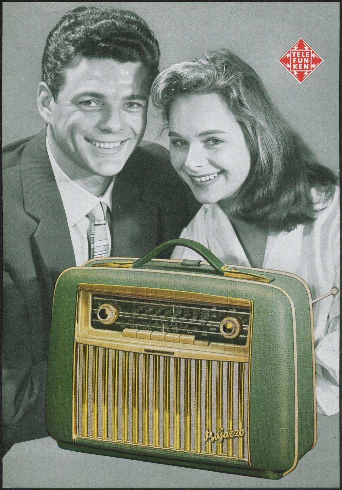 Bild zwei Personen hinter einem Radio, Werbeprospekt für das Telefunken Bajazzo 8